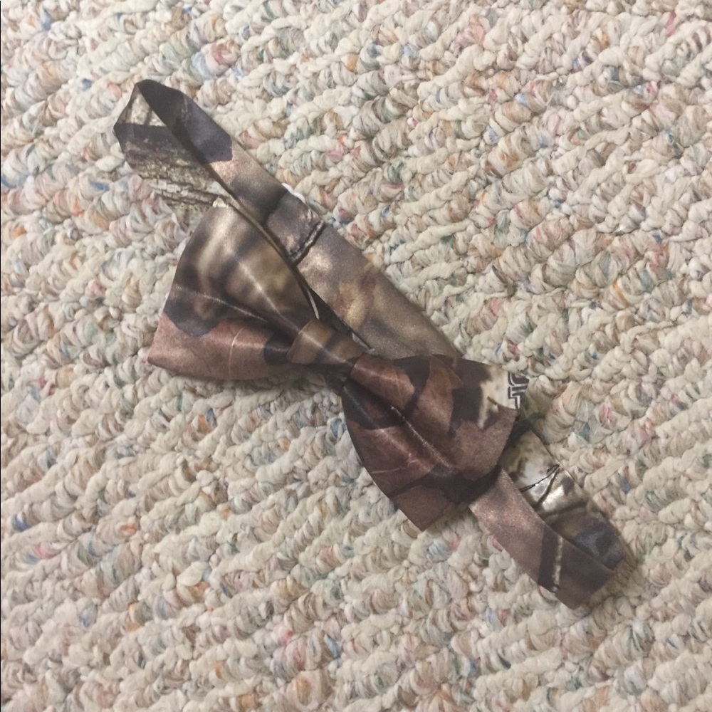 Mossy Oak Mid-Length Dress with matching bow tie - Picture 2 of 3